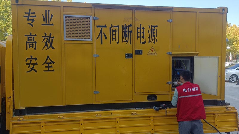 额济纳柴油发电机组和UPS电源配合使用时，如何避免切换过程中的电力中断？